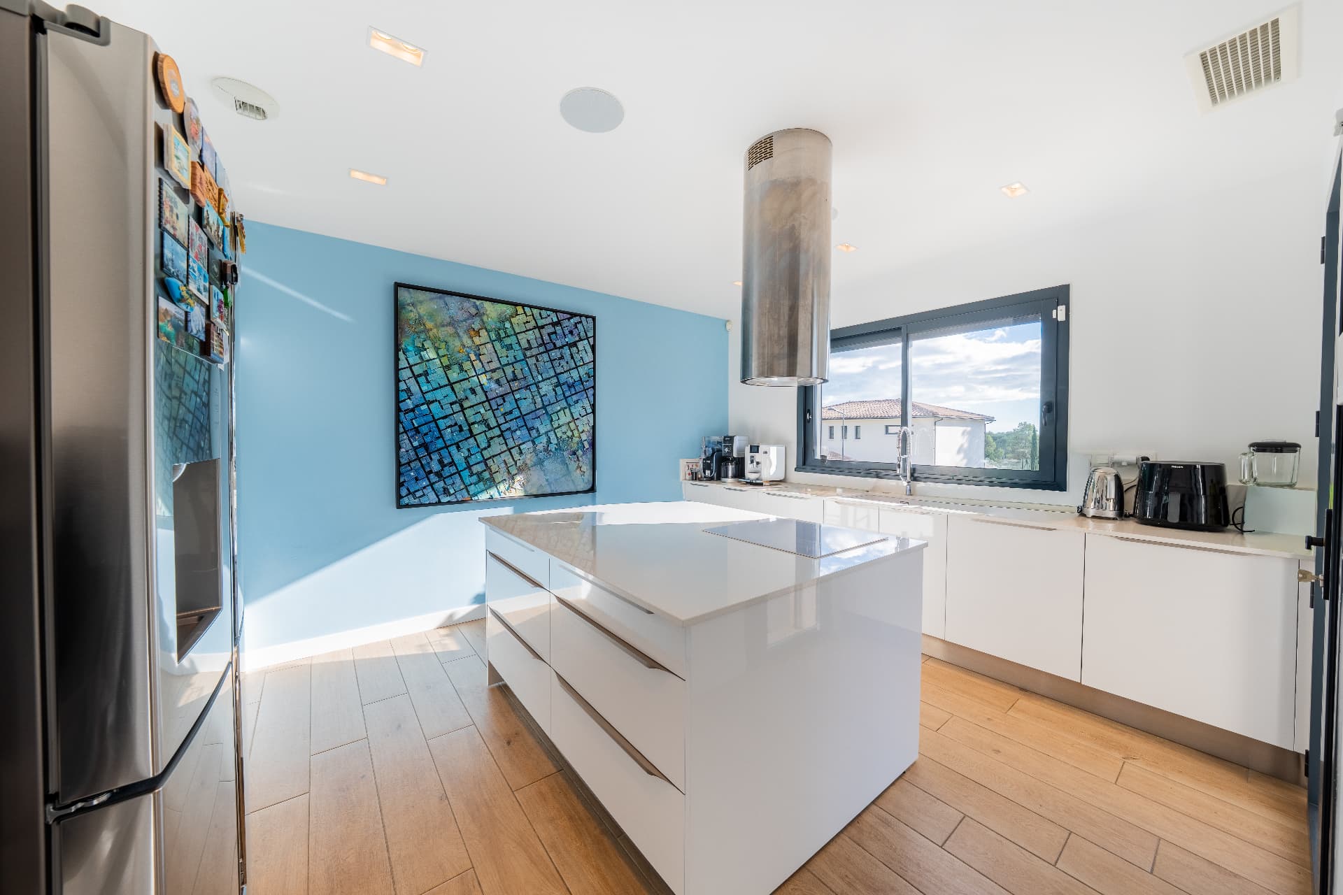 White kitchen island with garden view