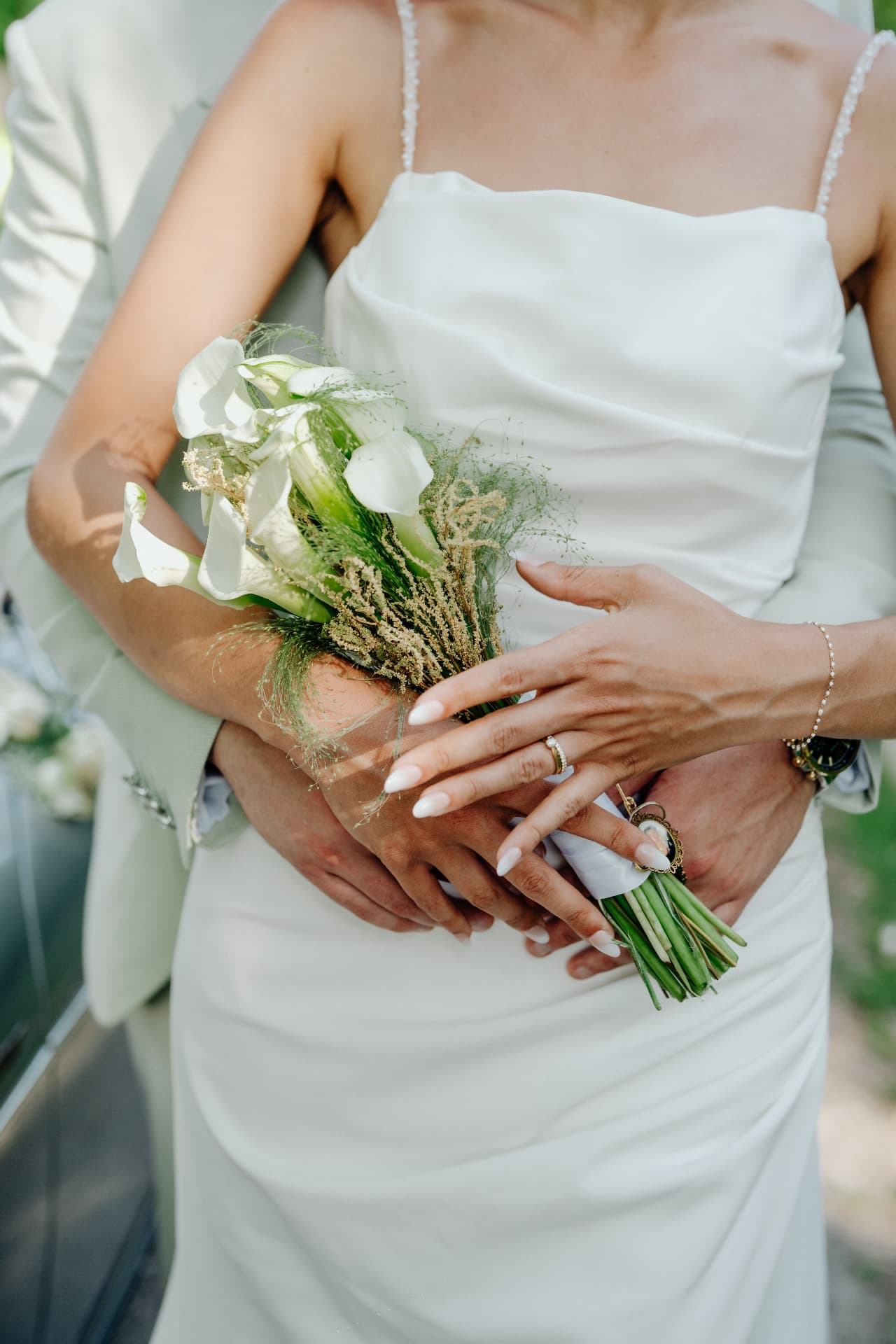 Bride holding a calla lily bouquet